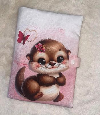 Protege carnet de santé loutre rose 