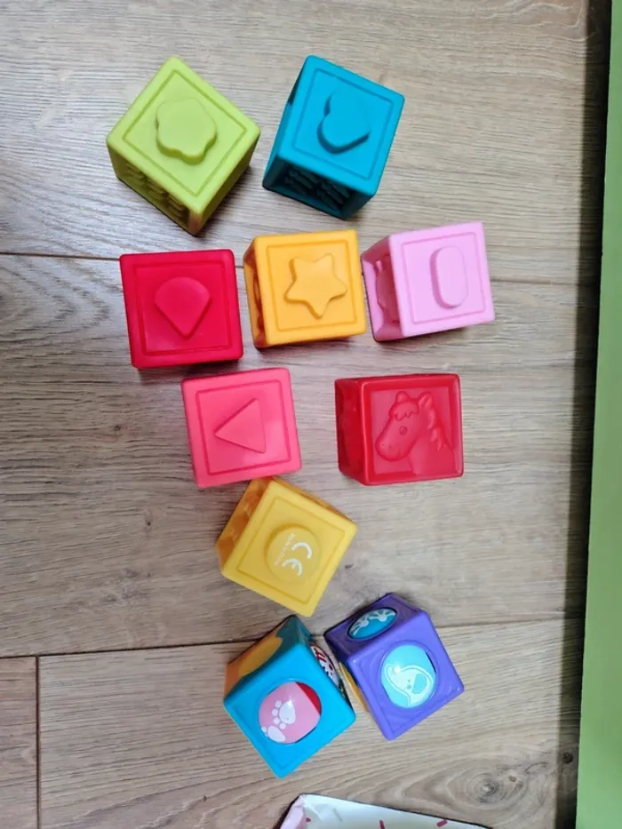 Lot de deux types de cubes d' éveil bébé