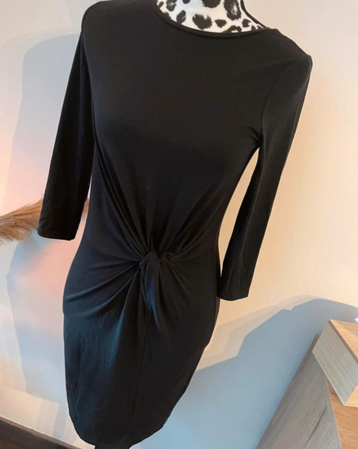 Robe noire moulante - photo numéro 2