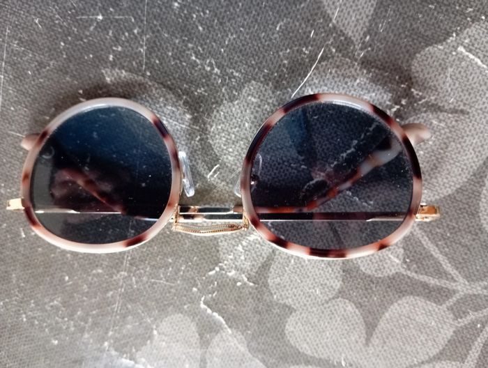 Lunette TBE pas rayé branche métal taille 10/12ans