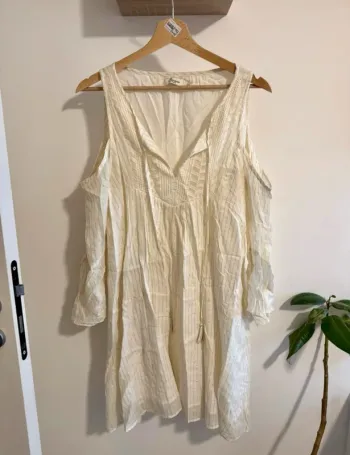 Robe blanche dorée épaules ouvertes