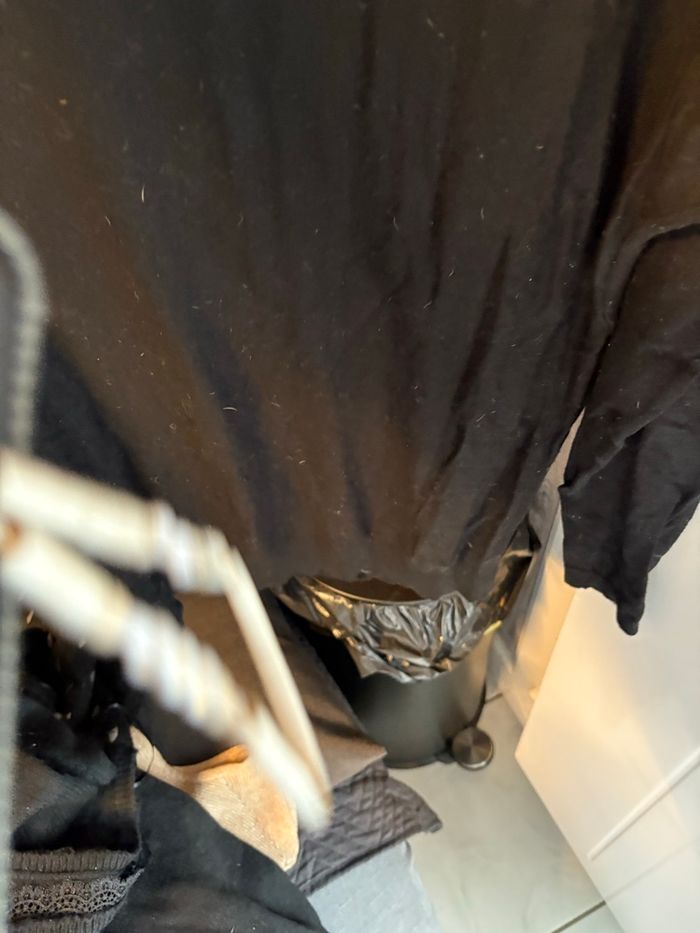 Pull noir col ras avec perles - photo numéro 5