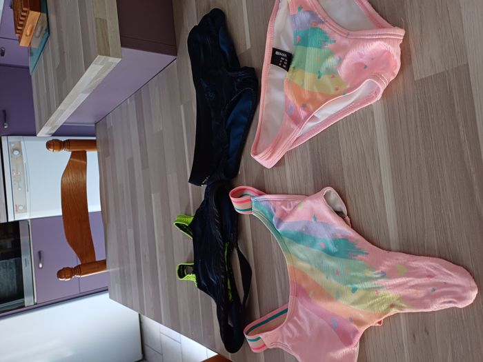 2 maillots de bain 2 pièces et 1 casquette pour filles Taille 7 ans - photo numéro 2