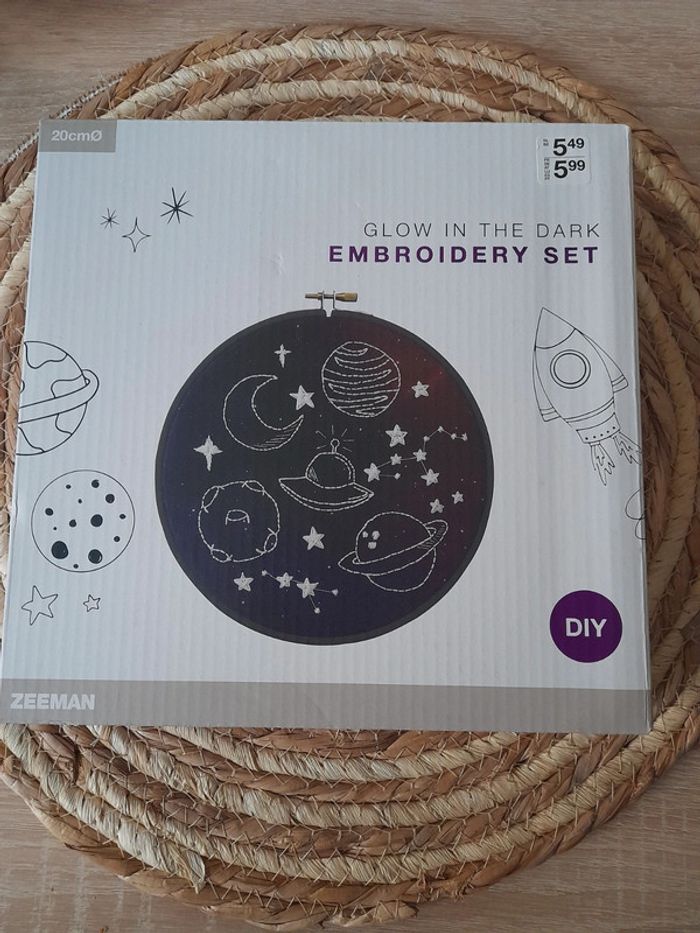 Diy broderie à réaliser avec fils phosphorescent