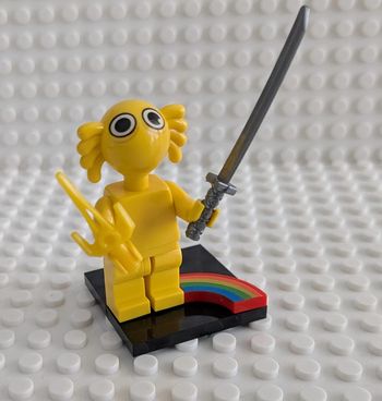 Figurine Rainbow Friends : Jaune avec sabre, trident et socle arc-en-ciel , style lego