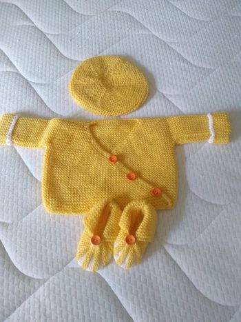 Brassière, chaussons et bonnet