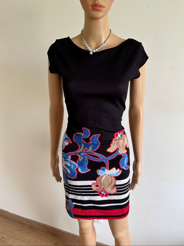 Robe noire et imprimée à manches courtes Desigual taille S TBE
