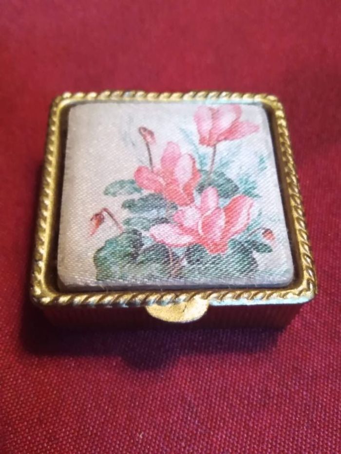 Boite pilule carrée en laiton avec des cyclamens