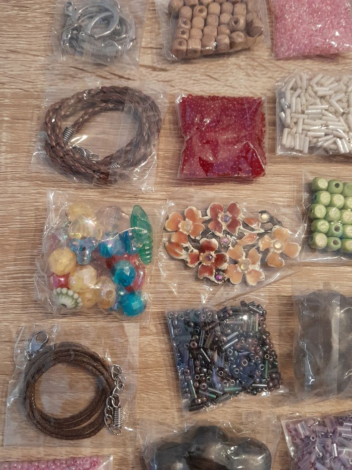 Lot de 40 sachets de perles et accessoires - photo numéro 7