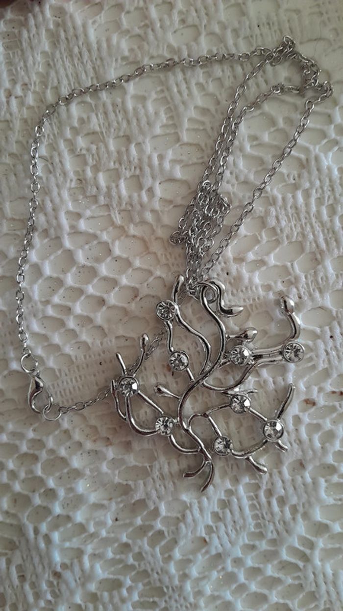 Collier "Arbre de vie" de Belle, du film Disney La Belle et la Bête - photo numéro 4