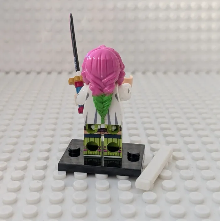 Figurine Demon Slayer : Mitsuri Kanroji (Piliers de l’Amour), style lego - photo numéro 2