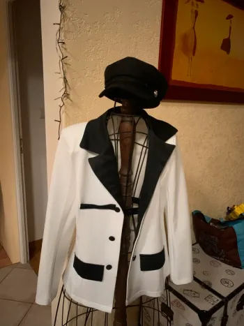 Veste noire et blanche