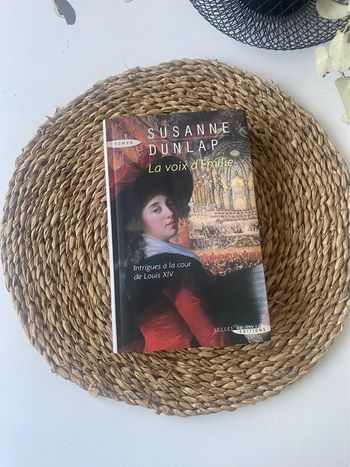 Suzanne dunlap la voie d’Emilie casquette