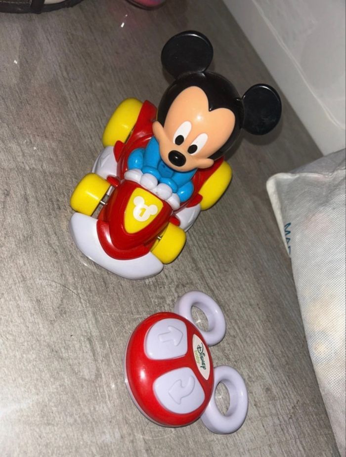 Voiture Mickey télécommandée