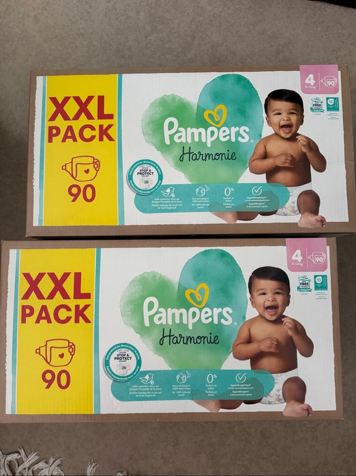 Lot de deux cartons de couches, taille quatre, Pampers harmonie