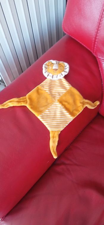 Doudou plat lion grelots Tom et Kiddy 