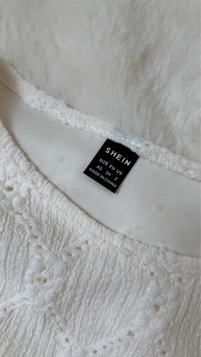 Jolie blouse crochet à manches évasées - photo numéro 5