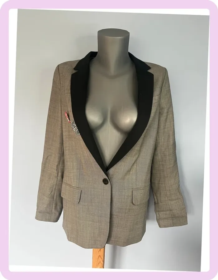 Blazer gris Sandro taille 36 avec pins décoratifs