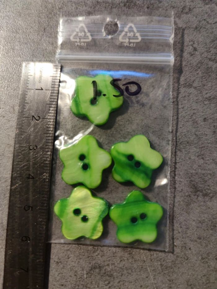 lot de 5 boutons en nacre / vert / env 1.5 cm