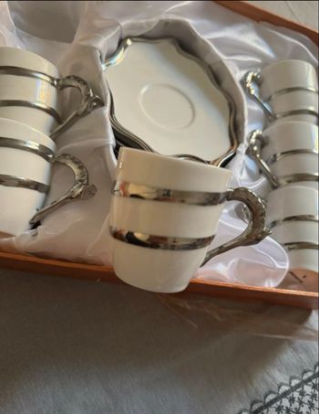 6 petites tasses avec ses assiettes 