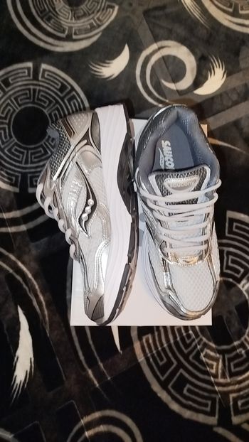 Saucony omni 9 grise 