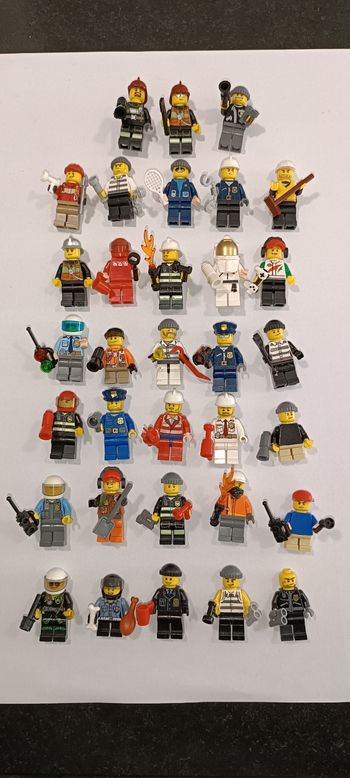 Lot 33 figurines lego 