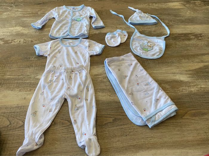 Trousseau lot vêtements 6 mois bébé unisexe garçon ou fille