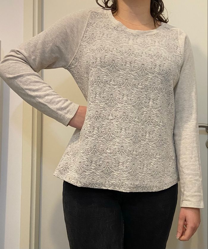 Sweat gris à motifs