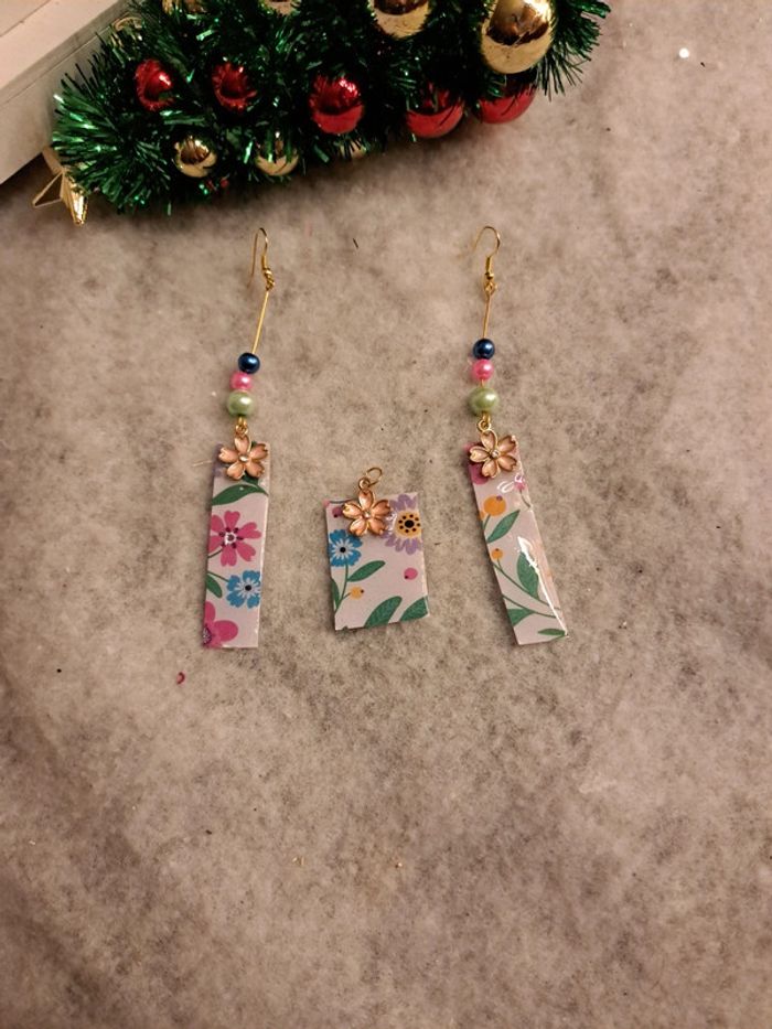 Boucles d'oreilles pendante avec pendentif multicolore en résine - photo numéro 2