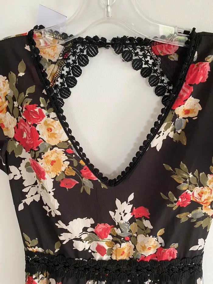 Robe noir grosse fleur - photo numéro 2