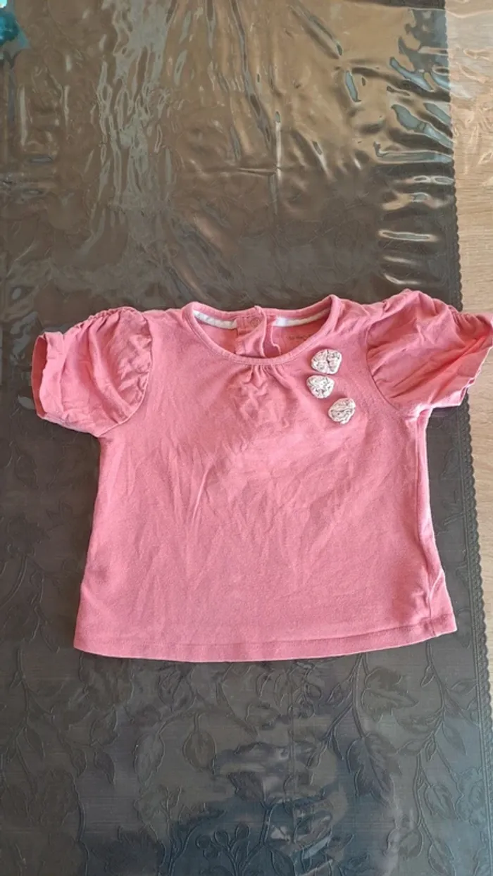 💚T-shirt rose fille avec manches bouffantes et fleurs – 24 mois