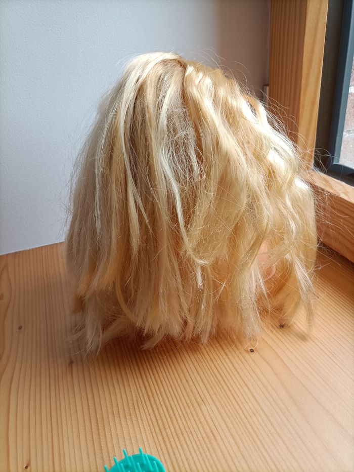 Tête à coiffer blonde 20 cm avec peigne très bon état - photo numéro 2