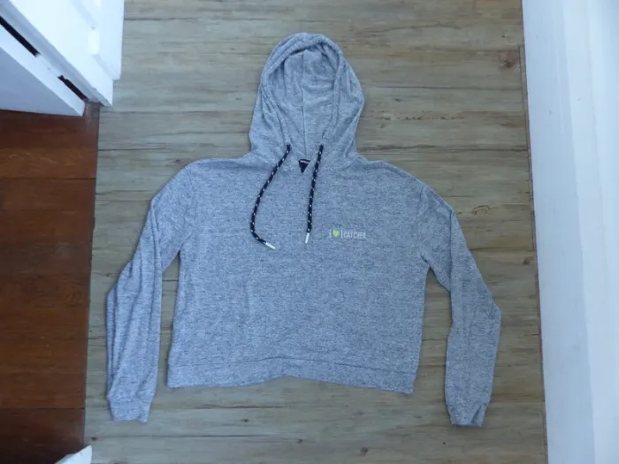 Joli sweat gris a capuche court mais pas trop en S