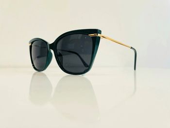 Lunette de soleil femme verte foncé et dorée cats uvprotection catégorie 3