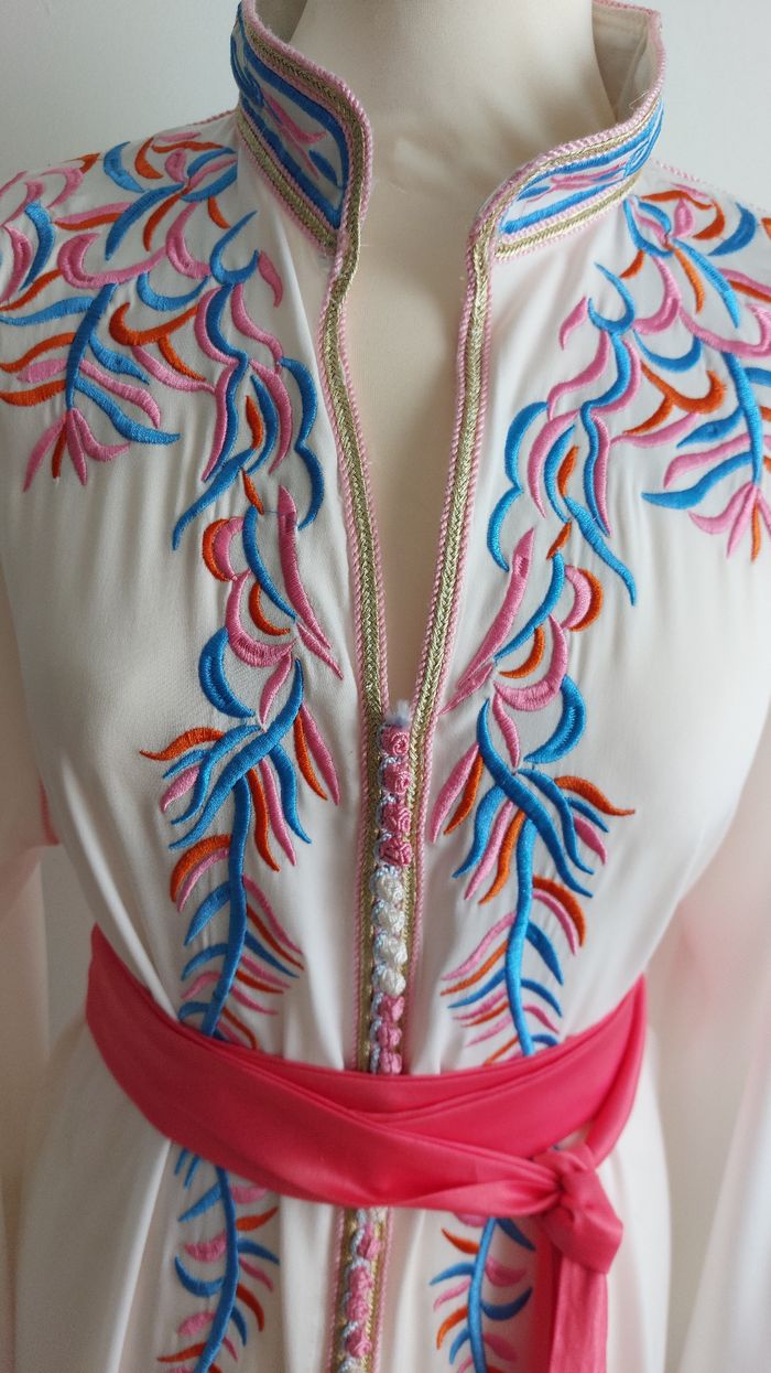 Caftan blanc avec broderie neuf jamais porté - photo numéro 2