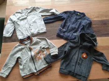 Lot 4 gilets 2 ans