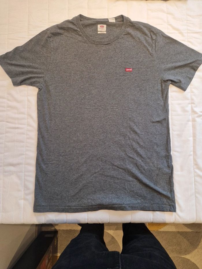 T-shirt Levis Gris M très bon etats - photo numéro 3
