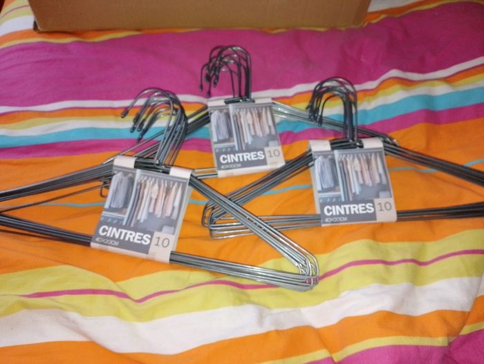Lot de 10 cintres, portes manteaux neuf
