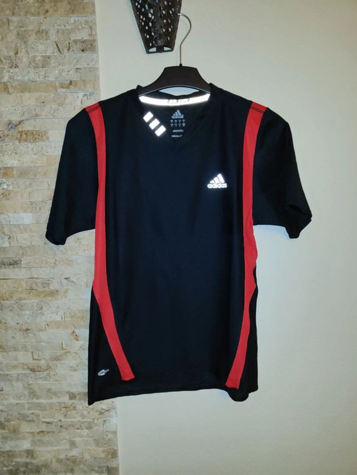 T-shirt noir et rouge Adidas