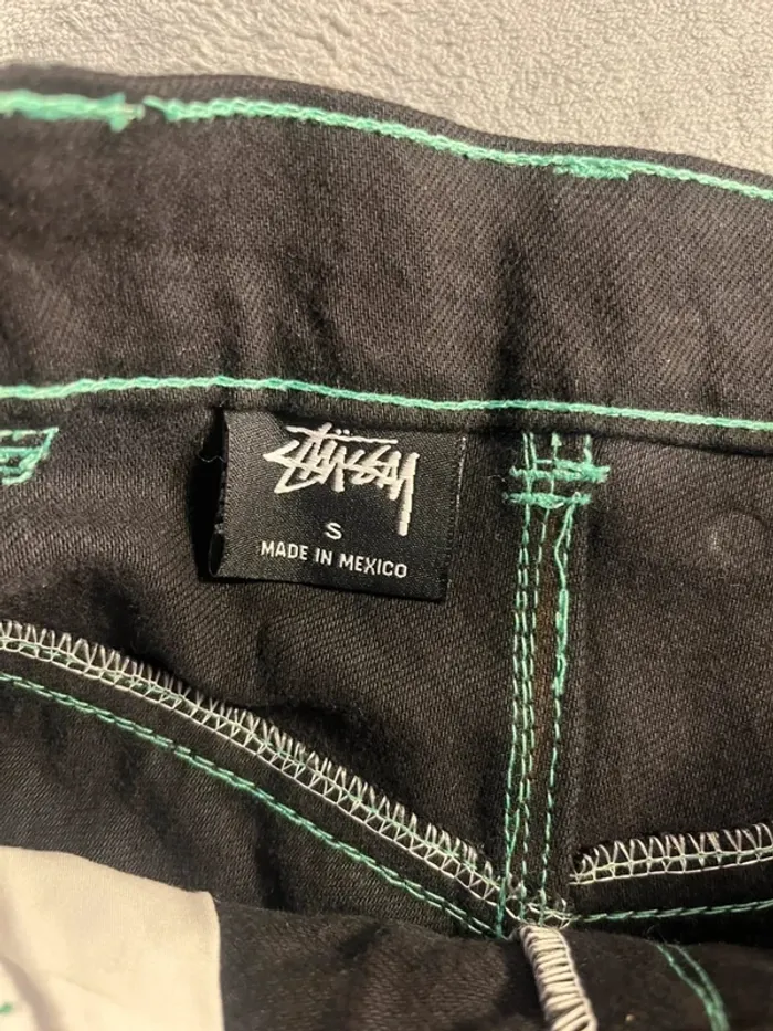 Short/Jort Stussy Black Embroidered Green Forest Big Logo Back – Taille S - photo numéro 7