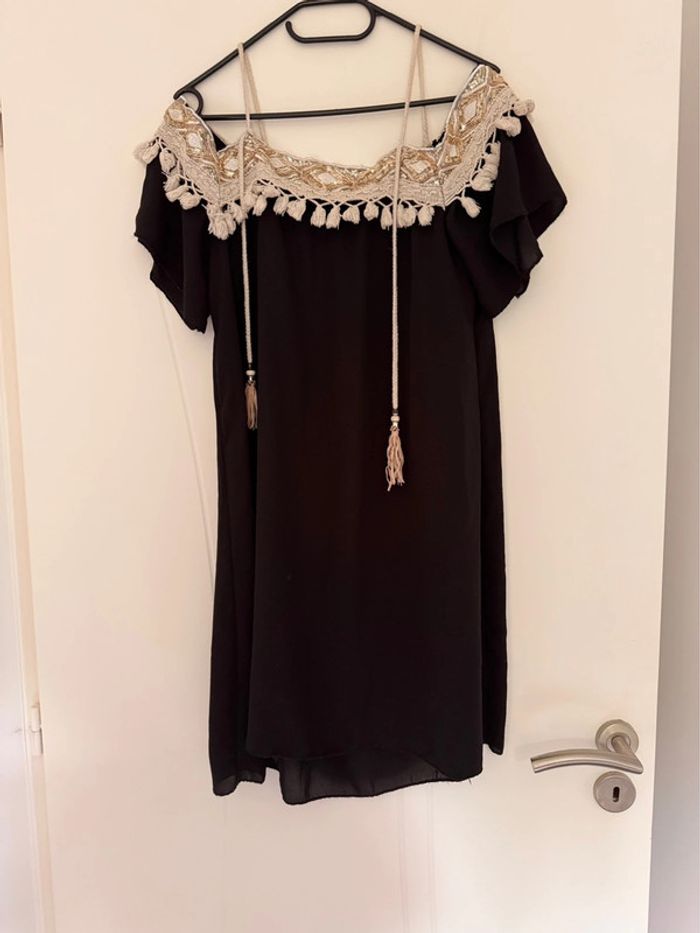 Robe ample à manche tombantes avec dentelle