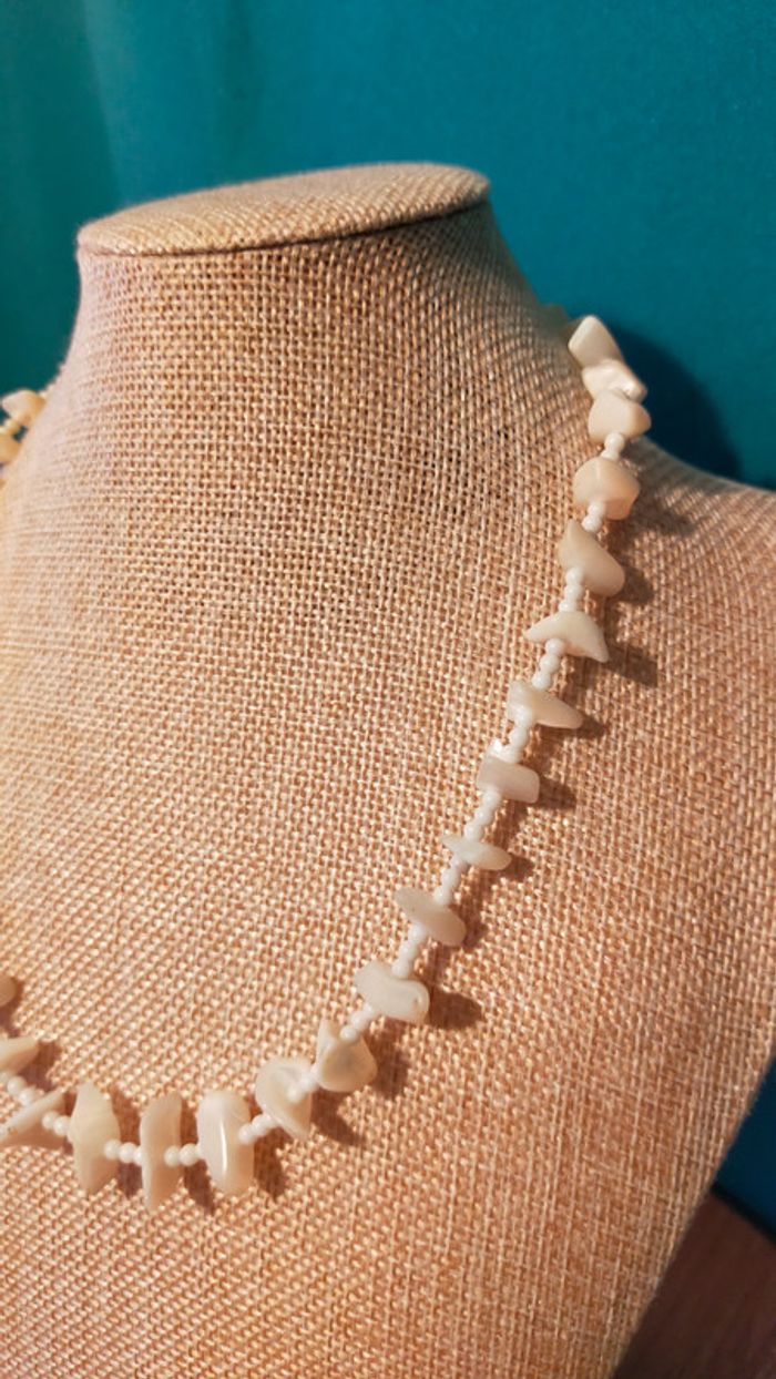 ollier vintage en nacre véritable – Collection Terres d’Ailleurs