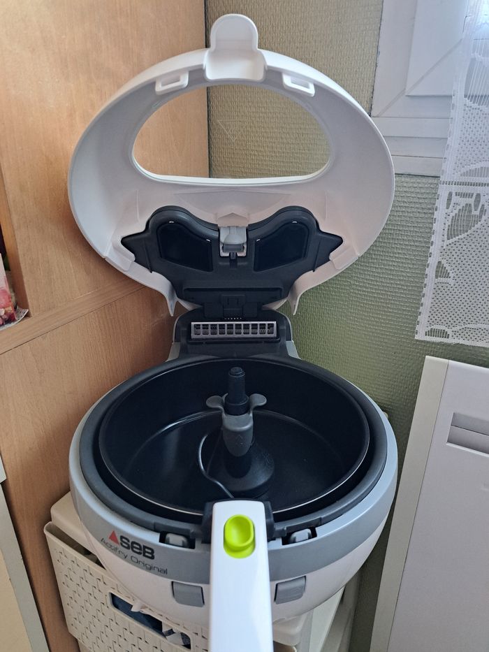 Friteuse sans huile Seb ActiFry (airfryer)
Capacité : 1kg de frite - photo numéro 3