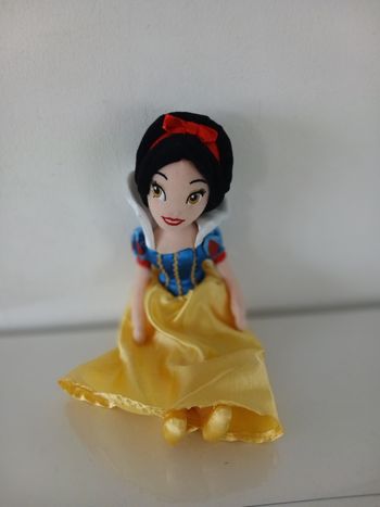 Peluche de collection Blanche-Neige - Disney Store (32 cm)