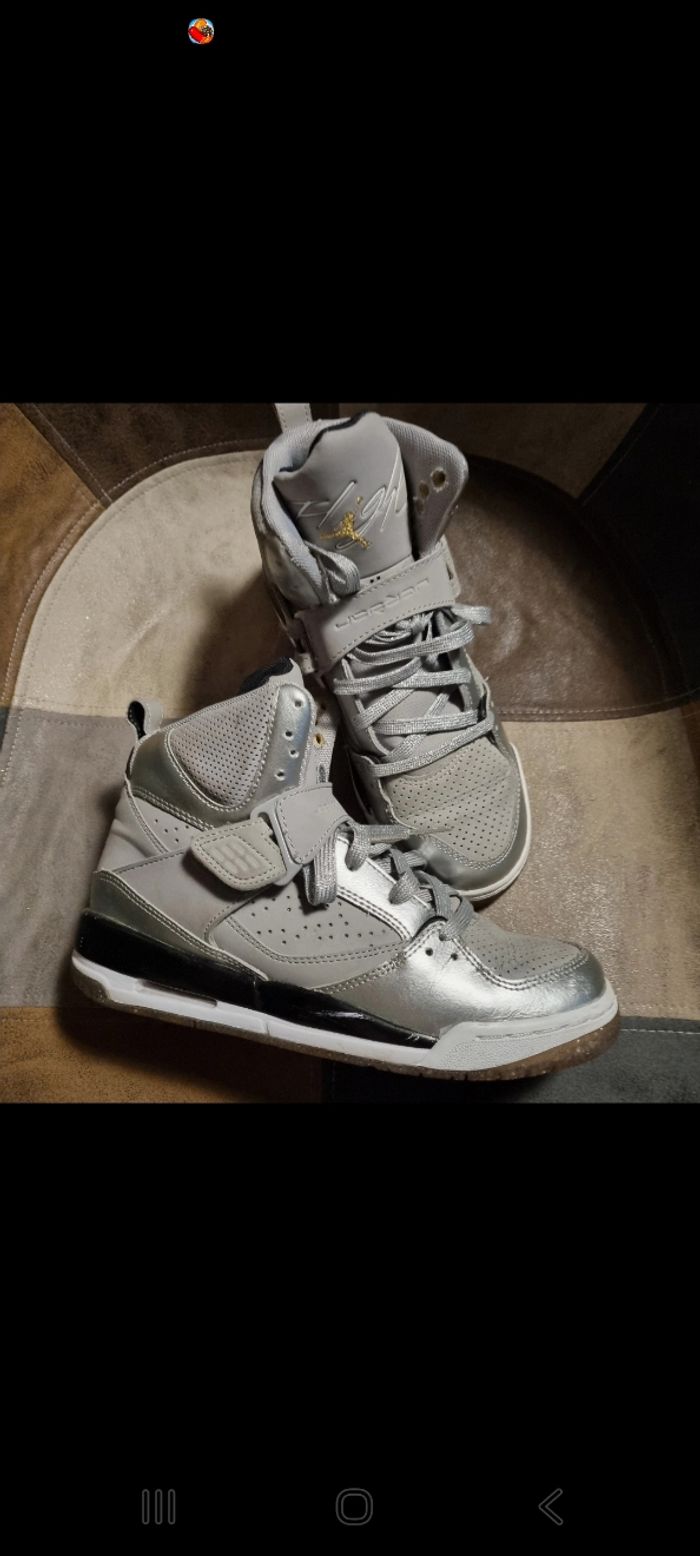 superbe baskets JORDAN taille 37 . 5