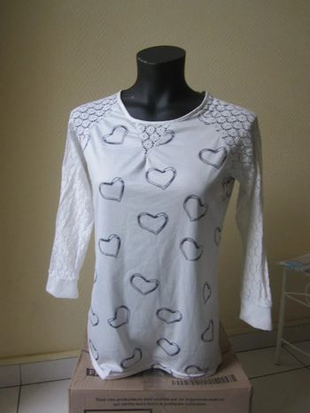 Tee shirt manches longues avec dentelles et des coeurs / Taille 38