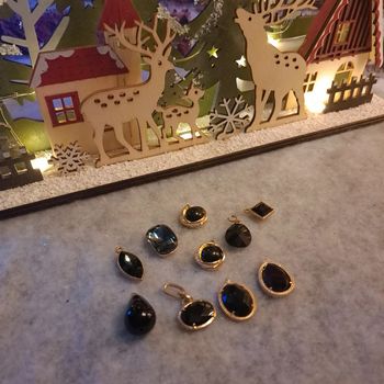 Lot de pendentifs noir et doré