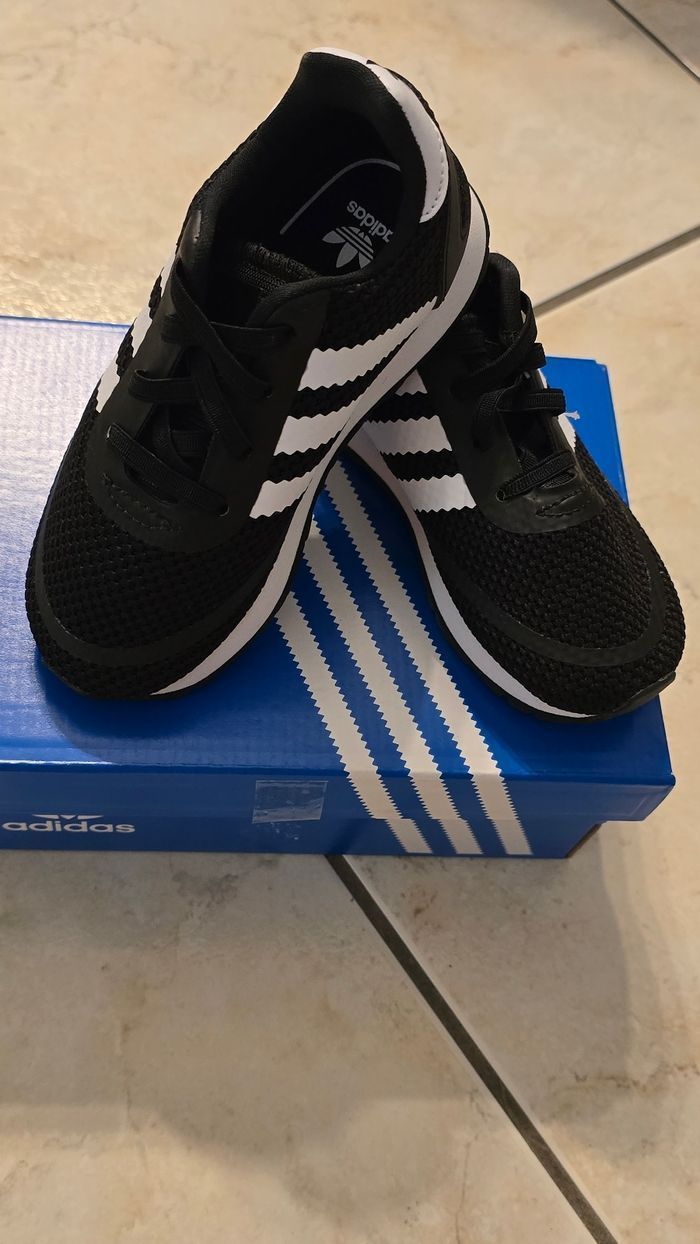 Neuves (non portées) 🏷😍🥰 superbes baskets ADIDAS unisex pointure 25.5 , lacets élastiques 😍🥰 - photo numéro 4