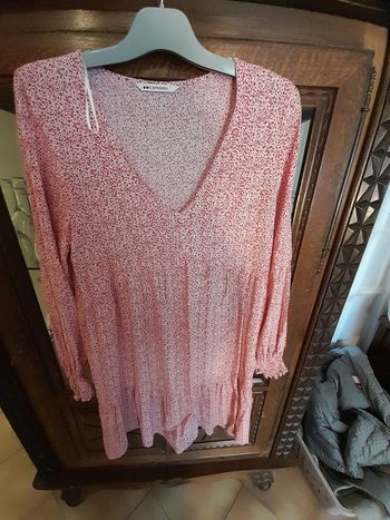 Robe fond rose motifs rouge