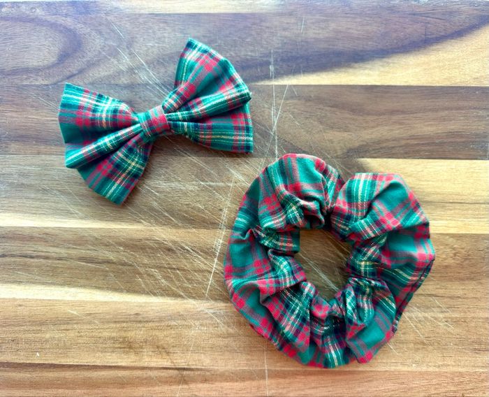 Chouchou et nœud papillon, assortis motif tartan Noël, vert rouge et dorée, création française cousu à la main